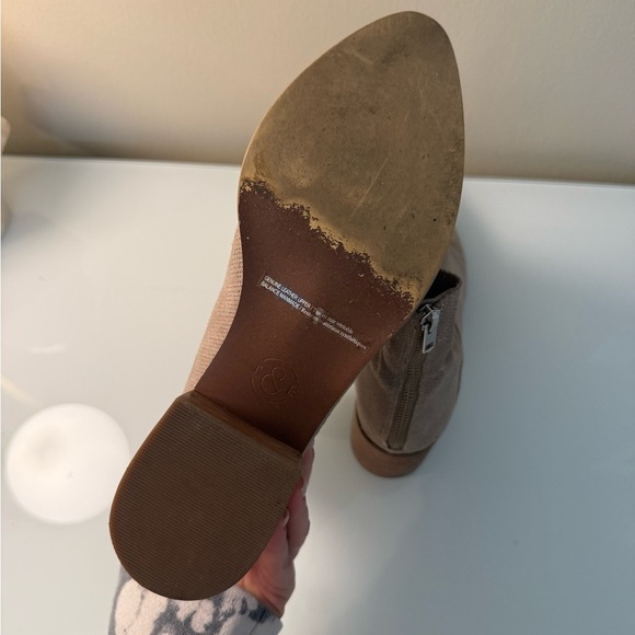 Treasure and Bond Farrah Women's Tan Ankle Boots - Picture 4 of 5